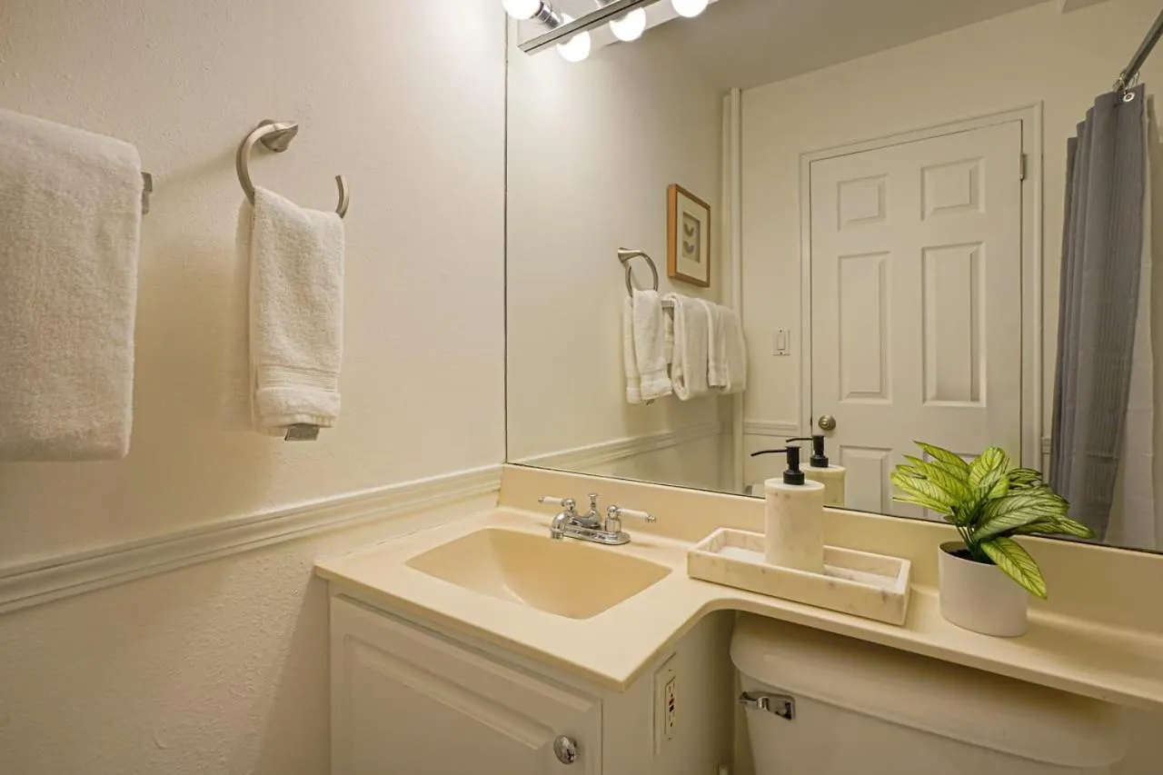 Luxury Downtown Studio King Bed City View Seattle